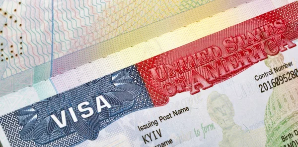 Американські візи в паспорті крупним планом. — стокове фото