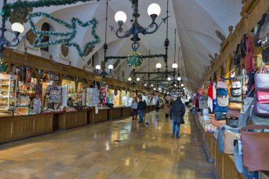 Pazar tezgahları Cloth Hall, Krakow, Polonya.
