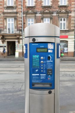 Otopark Bilet makine ile elektronik ödeme, Krakow, Polonya.