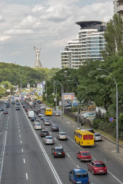 Tráfego urbano na Druzhby Narodov Boulevard em Kiev, Ucrânia . — Fotografia de Stock