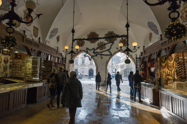 Banchi di mercato a Cloth Hall, Cracovia, Polonia . — Foto Stock