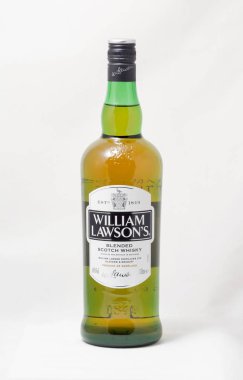 William Lawson'ın harmanlanmış Scotch viski şişesi closeup beyaz arka plan üzerinde