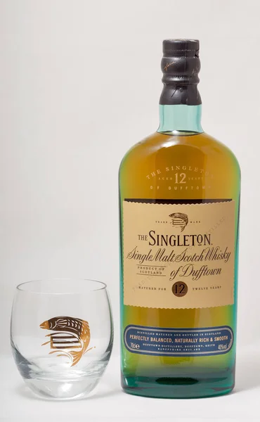 Singleton single malt Scotch whisky bottiglia primo piano su sfondo bianco — Foto Stock