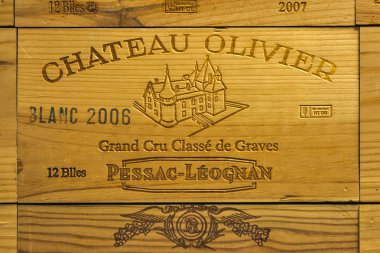 Fransız şarapçılık Chateau Olivier ahşap şarap kutusu üzerinde logo.