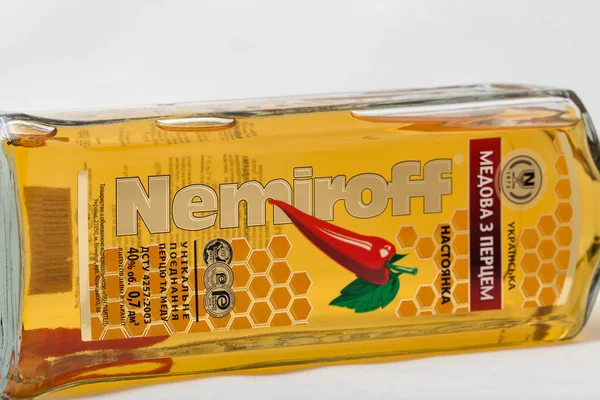 Nemiroff honing peper Ukrainian vodka fles close-up op witte achtergrond — Stockfoto