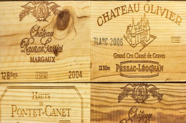 Fransız şarapçılık Chateau Olivier ahşap şarap kutusu üzerinde logo.