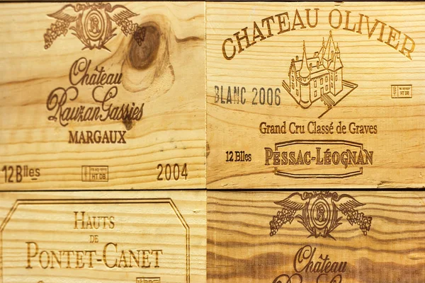 Logo de la bodega francesa Chateau Olivier en caja de vino de madera . —  Fotos de Stock