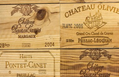 Fransız şarapçılık Chateau Olivier ahşap şarap kutusu üzerinde logo.