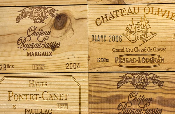Λογότυπο της γαλλικής οινοποιείο Chateau Olivier σε ξύλινο κουτί κρασιού. — Φωτογραφία Αρχείου
