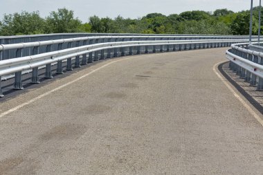 Metal çitler ve geçit closeup ile modern asfalt yol