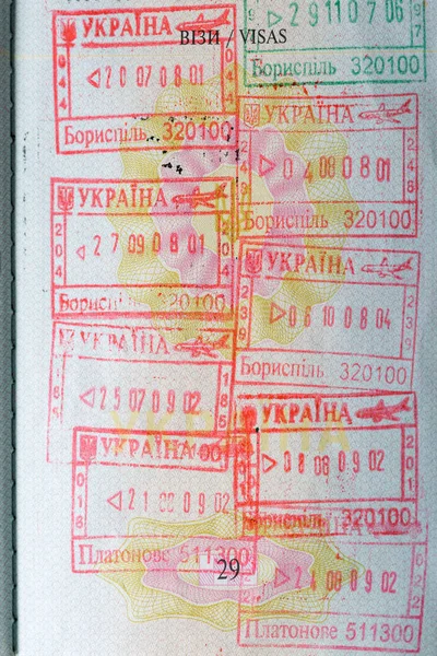 Страница паспорта с украинскими штампами въезда и выезда — стоковое фото