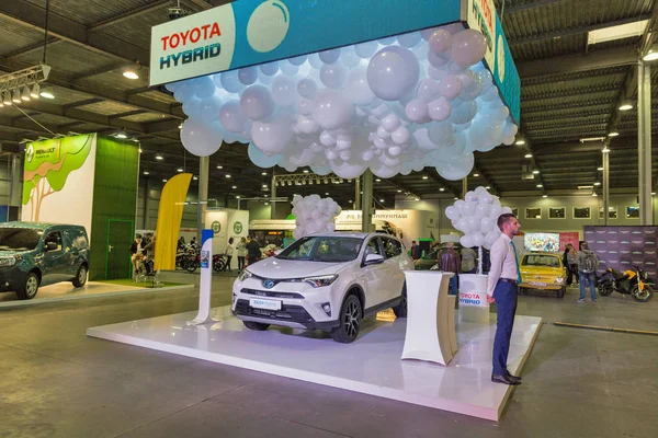 Toyota hibrid araba booth Kiev Plug-in Ukrayna 2017 sergi. — Stok fotoğraf