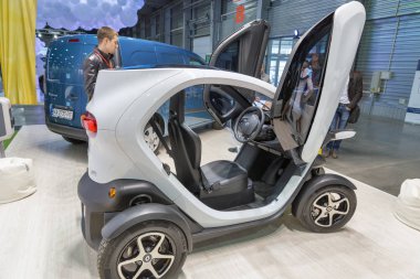 Renault Twizy elektrikli otomobil Kiev Plug-in Ukrayna 2017 sergi.
