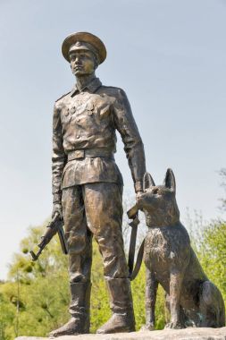 Sovyet sınır muhafızları ile bir köpek Lysianka, Ukrayna'da heykeli.