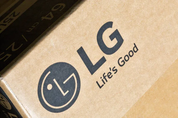 Logo de l'entreprise LG sur boîte en carton gros plan . — Photo