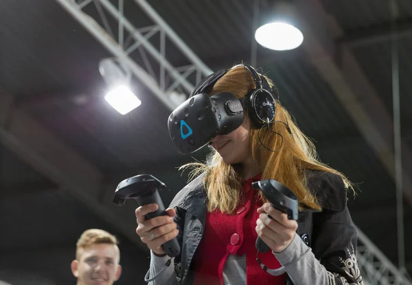 Realidad virtual Nomi Vive juego, Kiev Plug-in Ucrania 2017 Exposición . — Foto de Stock