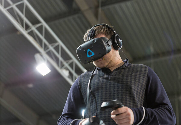 Игра в виртуальную реальность на выставке "Kiev Plug-in Ukraine 2017"
.