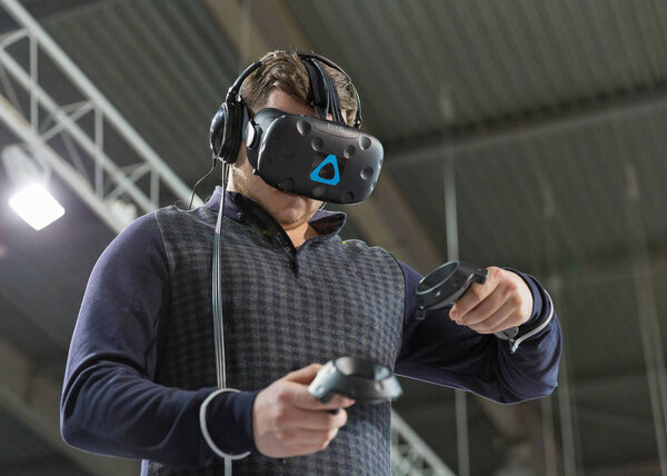 Игра в виртуальную реальность на выставке "Kiev Plug-in Ukraine 2017"
.