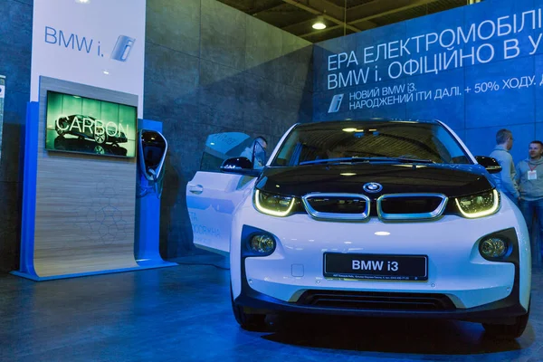 BMW i3 hibrid autó booth, Kiev Plug-in Ukrajna 2017 kiállítás. — Stock Fotó