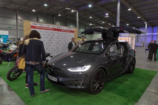 Tesla coche eléctrico en Kiev Plug-in Ucrania 2017 Exposición . — Foto de Stock