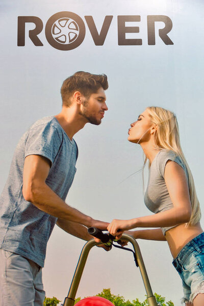 Стенд электромобилей Rover на выставке "Kiev Plug-in Ukraine 2017"
.