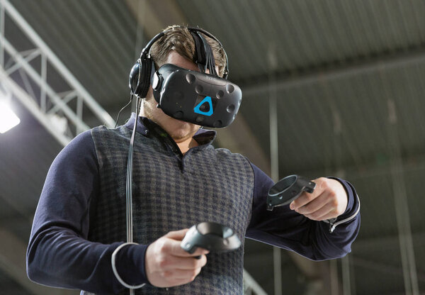 Игра в виртуальную реальность на выставке "Kiev Plug-in Ukraine 2017"
.