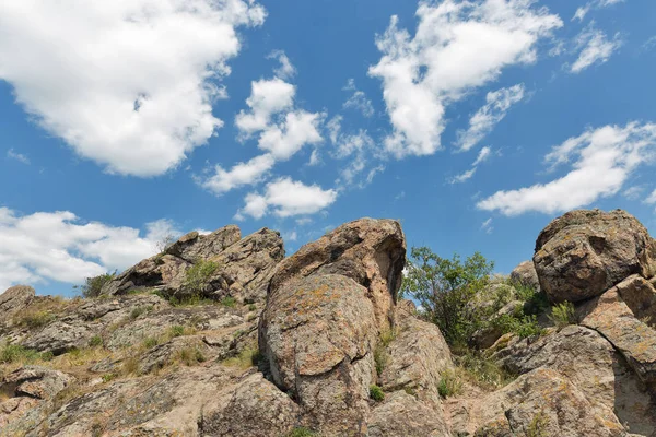 Rocks södra Bug floden i Migeya, Ukraina. — Stockfoto