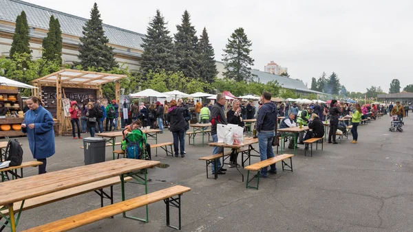 People visit Kyiv Food and Wine Festival in Kiev, Ukraine. — Stock Photo, Image