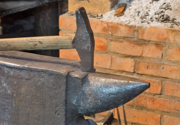Uma bigorna e um martelo no velho ferreiro — Fotografia de Stock
