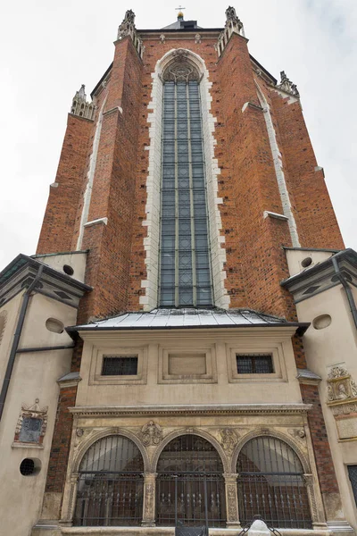 Gotische kerk van St. Mary achterzijde in Krakau, Polen — Stockfoto