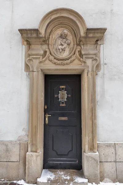 Porta do presbitério de Santa Maria Igreja. Cidade velha de Cracóvia, Polônia . — Fotografia de Stock