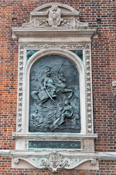 Koning John Basreliëf op St. Mary Church. Krakow, Polen. — Stockfoto