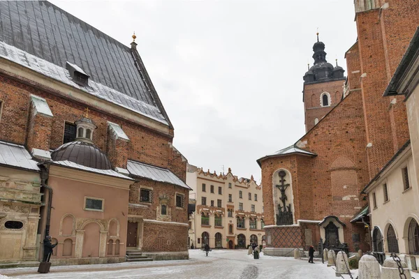 St. Mary Gotik kilise ve St Barbara Kilisesi. Krakow, Polonya. — Stok fotoğraf