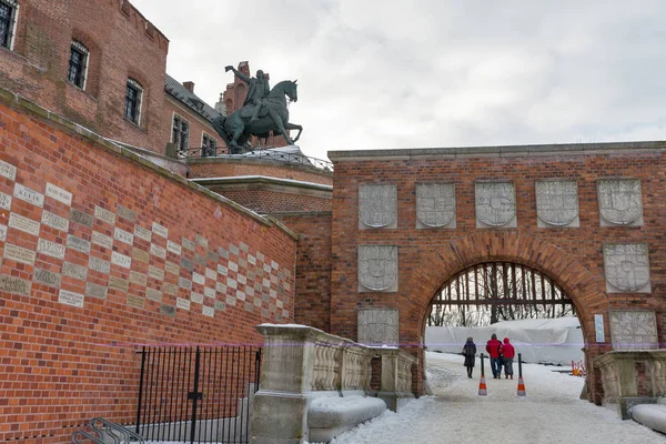 Королевский замок Вавель с Гербовыми воротами в Кракове, Польша — стоковое фото