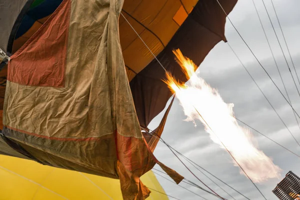 Heißluftballon bereitet sich auf den Flug vor — Stockfoto