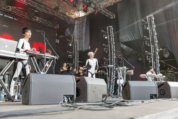 Onuka electro band tritt beim atlas weekend festival auf. Kiew, Ukraine. — Stockfoto