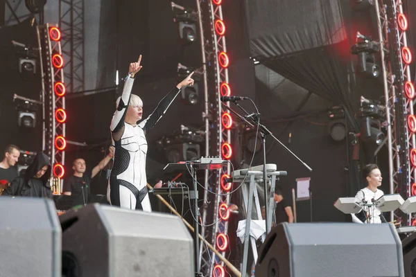 Onuka electro zespół wykonuje Atlas Weekend festiwalu. Kijów, Ukraina. — Zdjęcie stockowe