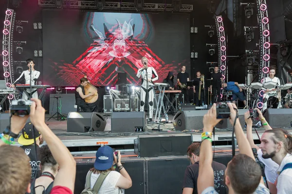 Onuka electro zespół wykonuje Atlas Weekend festiwalu. Kijów, Ukraina. — Zdjęcie stockowe