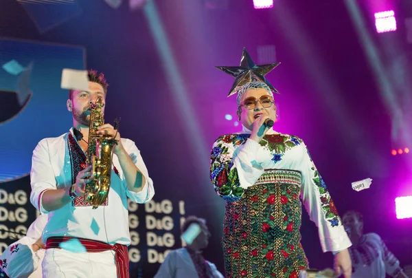 Группа Verka Serduchka выступает на фестивале Atlas Weekend. Остров, Украина . — стоковое фото