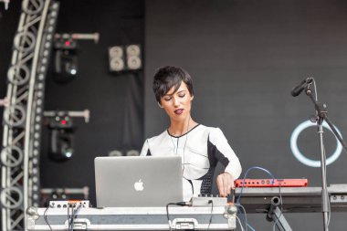 Onuka elektro grup Atlas hafta sonu Festivali'nde gerçekleştirir. Kiev, Ukrayna.