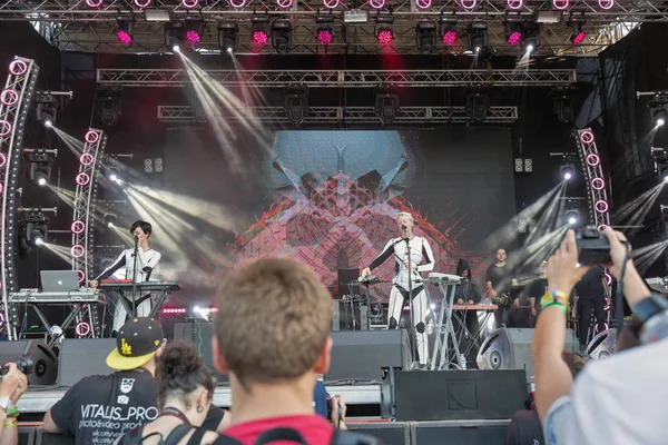 Onuka electro band presteert op Atlas Weekend festival. Kiev, Oekraïne. — Stockfoto