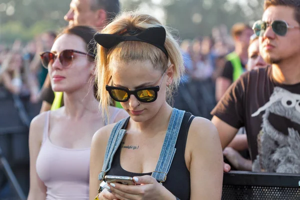 Fans at Atlas Weekend music festival in Kiev, Ukraine. — Stock Photo, Image