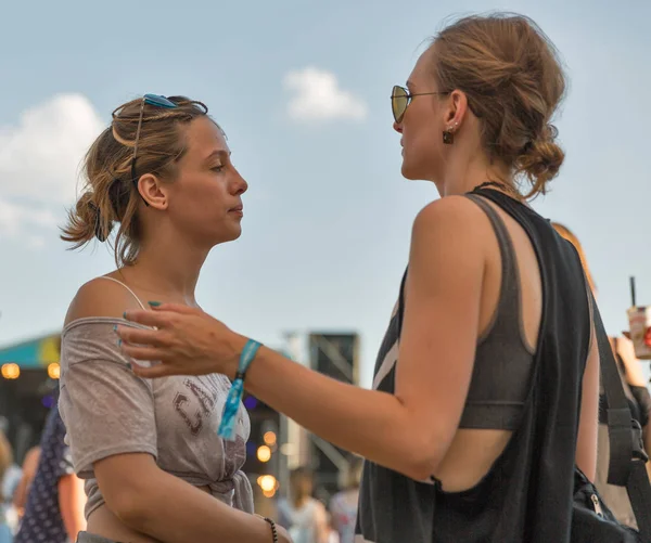 Kiev, ウクライナのアトラス週末音楽祭でファン. — ストック写真