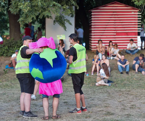 Fans bij Atlas Weekend muziekfestival in Kiev, Oekraïne. — Stockfoto