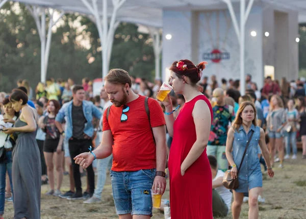 Fans bij Atlas Weekend muziekfestival in Kiev, Oekraïne. — Stockfoto