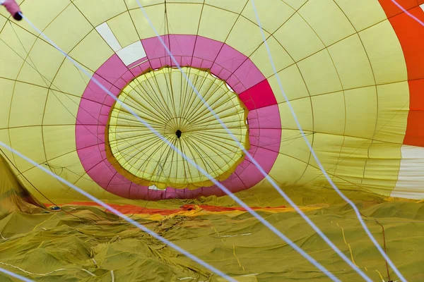 Ballon à air chaud à l'intérieur, préparation au vol — Photo