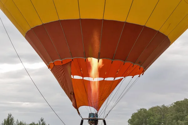 Balão de ar quente preparando-se para voar — Fotografia de Stock