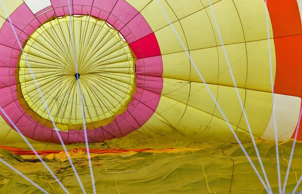 Heißluftballon drinnen, Vorbereitung auf den Flug — Stockfoto
