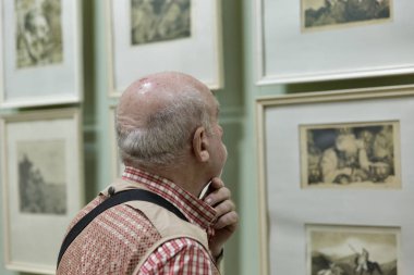 İnsanlar Voznesensk, Ukrayna'da Eugene Kibrik Sanat Müzesi ziyaret.