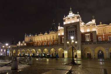 Krakow tarihi kent, Polonya bina Sukiennice gece cephe.